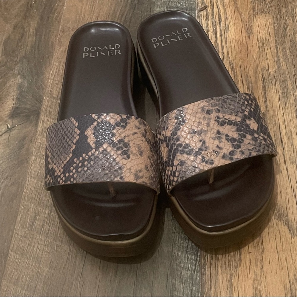 Donald Pliner Fifi slide sandal in Natural Snake